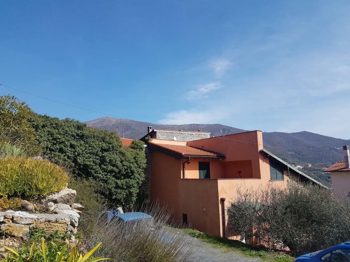 Piccolo Rifugio Nel Verde Chiusavecchia Exterior foto